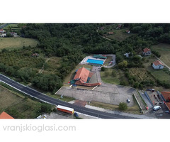 Na prodaju 1.40 hektara sa poslovnim kompleksom