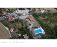 Na prodaju 1.40 hektara sa poslovnim kompleksom