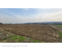 Parcela 1.8hektara (visokonaponska struja) ravna