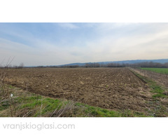 Parcela 1.8hektara (visokonaponska struja) ravna